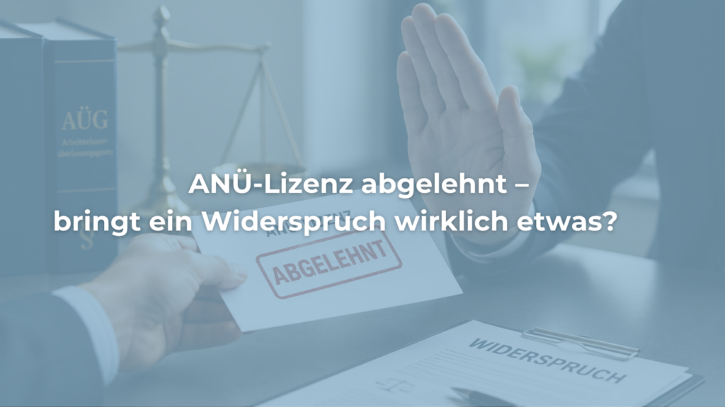 Abgelehnte ANÜ-Lizenz mit Widerspruchsformular und erhobener Hand