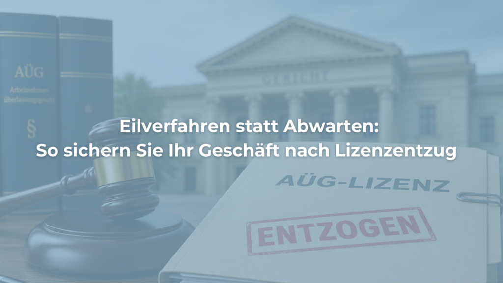 Richterhammer und entzogene AÜG-Lizenz vor Gerichtsgebäude